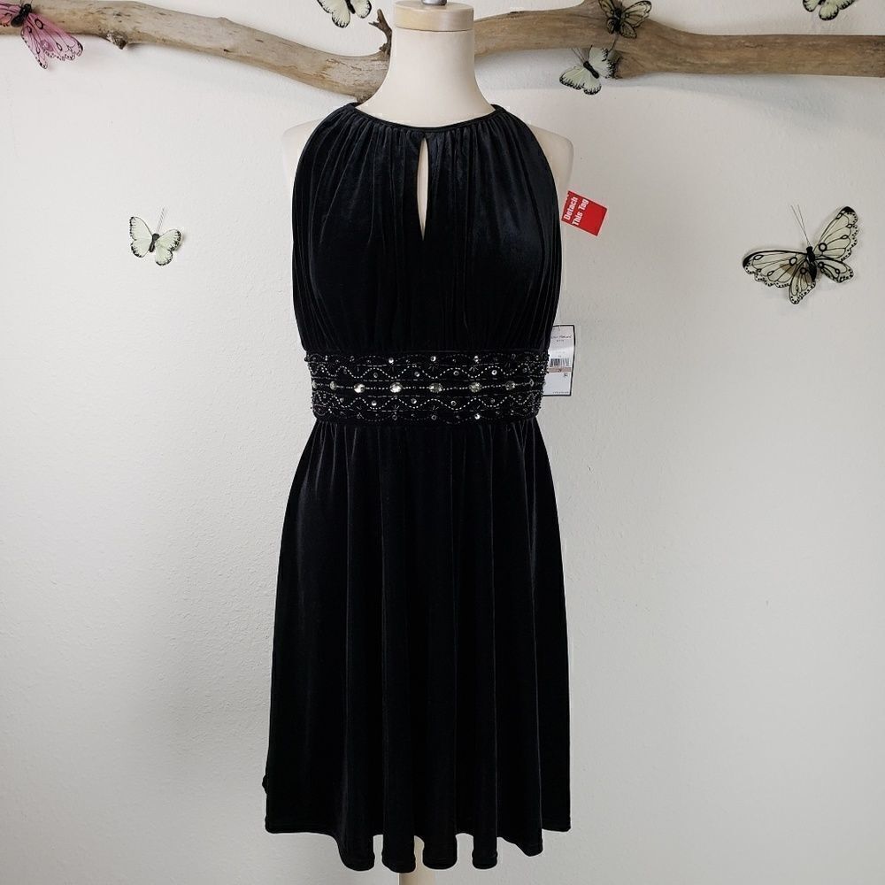 Jessica Howard sleeveless black velvet dress